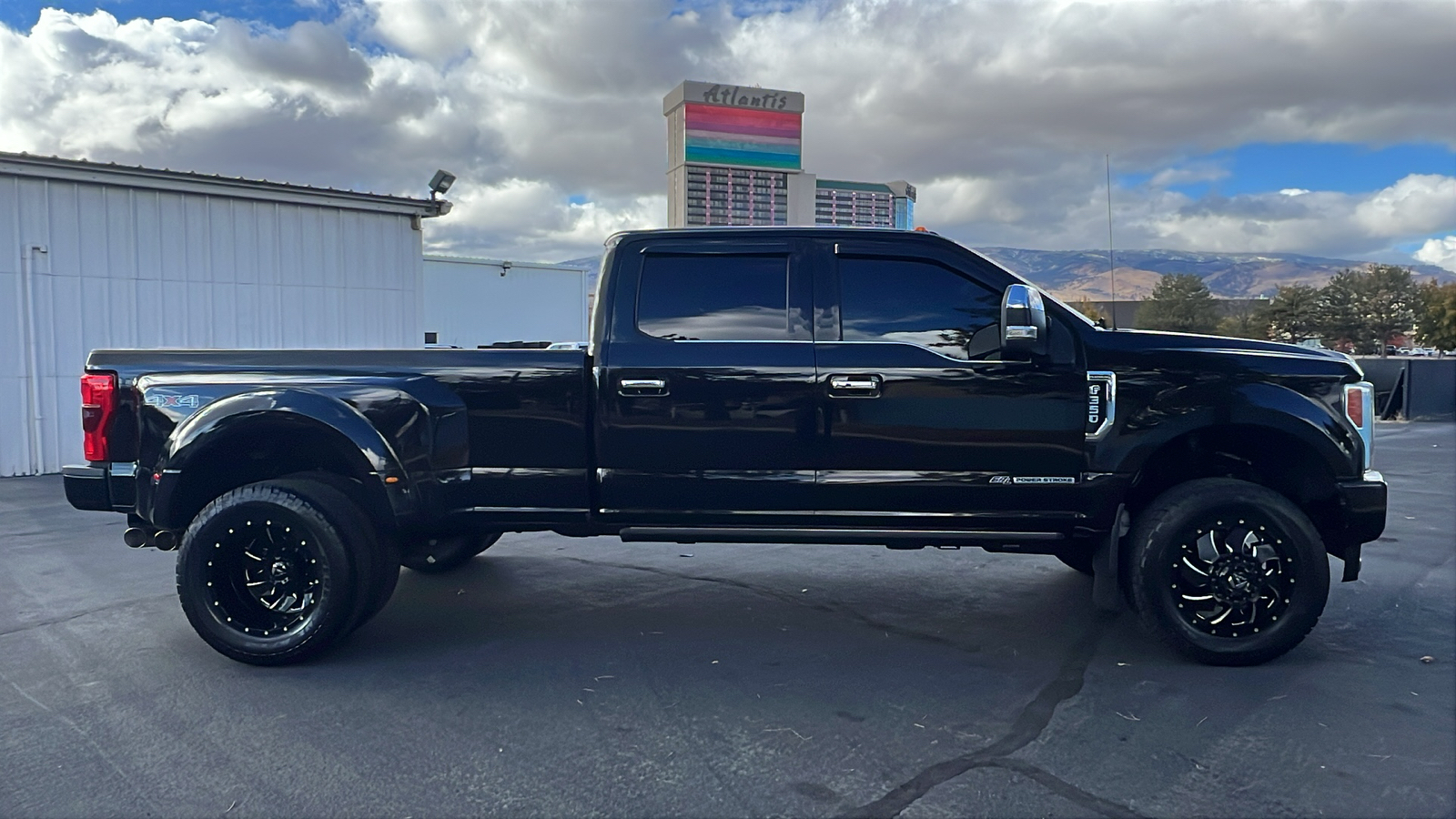 2017 Ford Super Duty F-350 DRW Platinum 4WD Crew Cab 8 Box 4