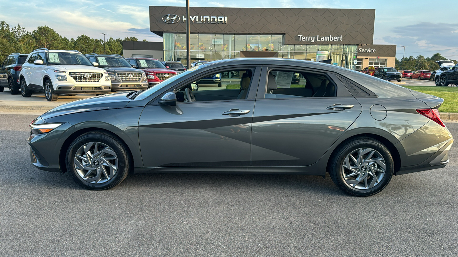 2024 Hyundai Elantra Hybrid Blue 4