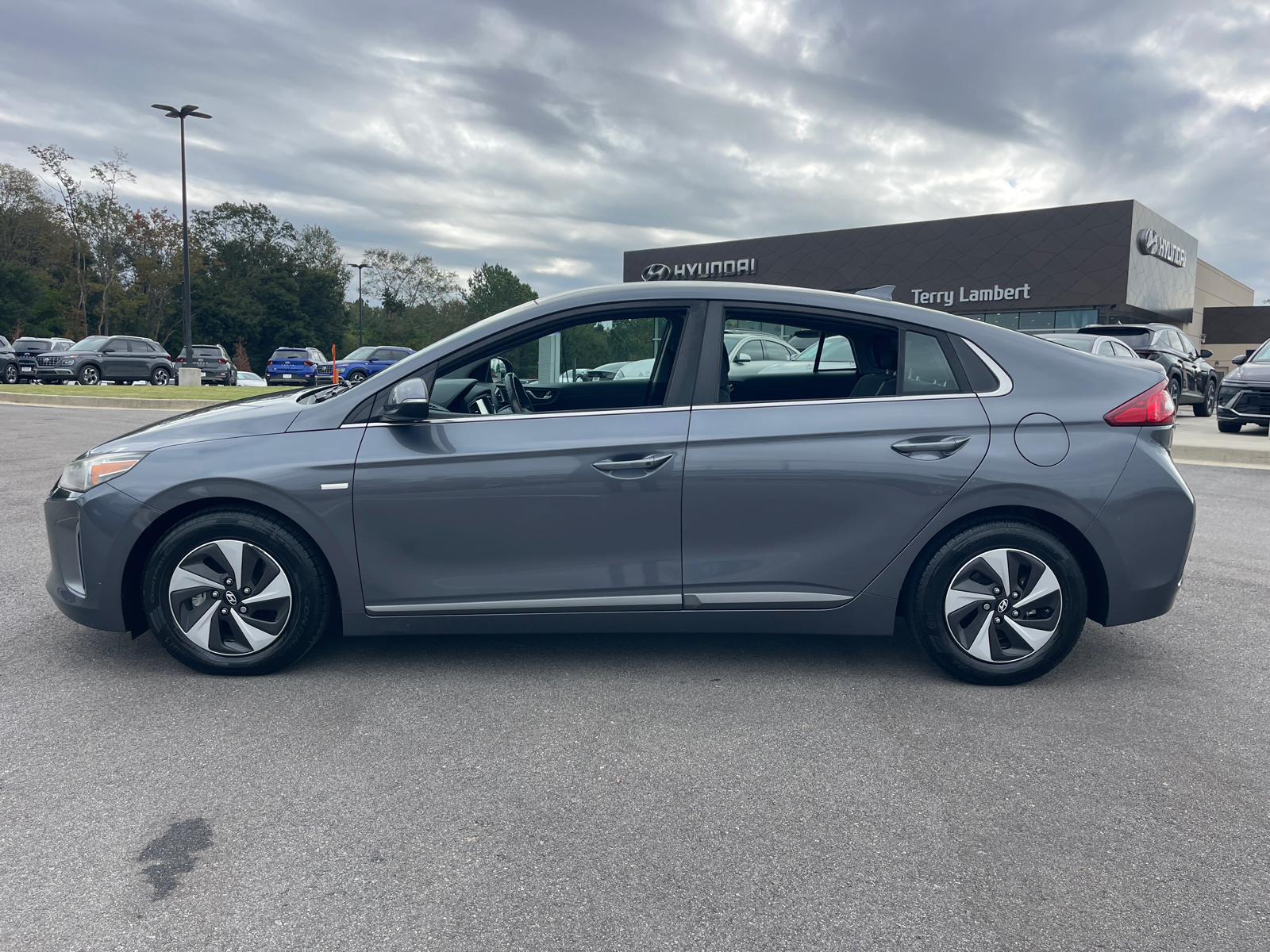 2017 Hyundai Ioniq Hybrid SEL 4