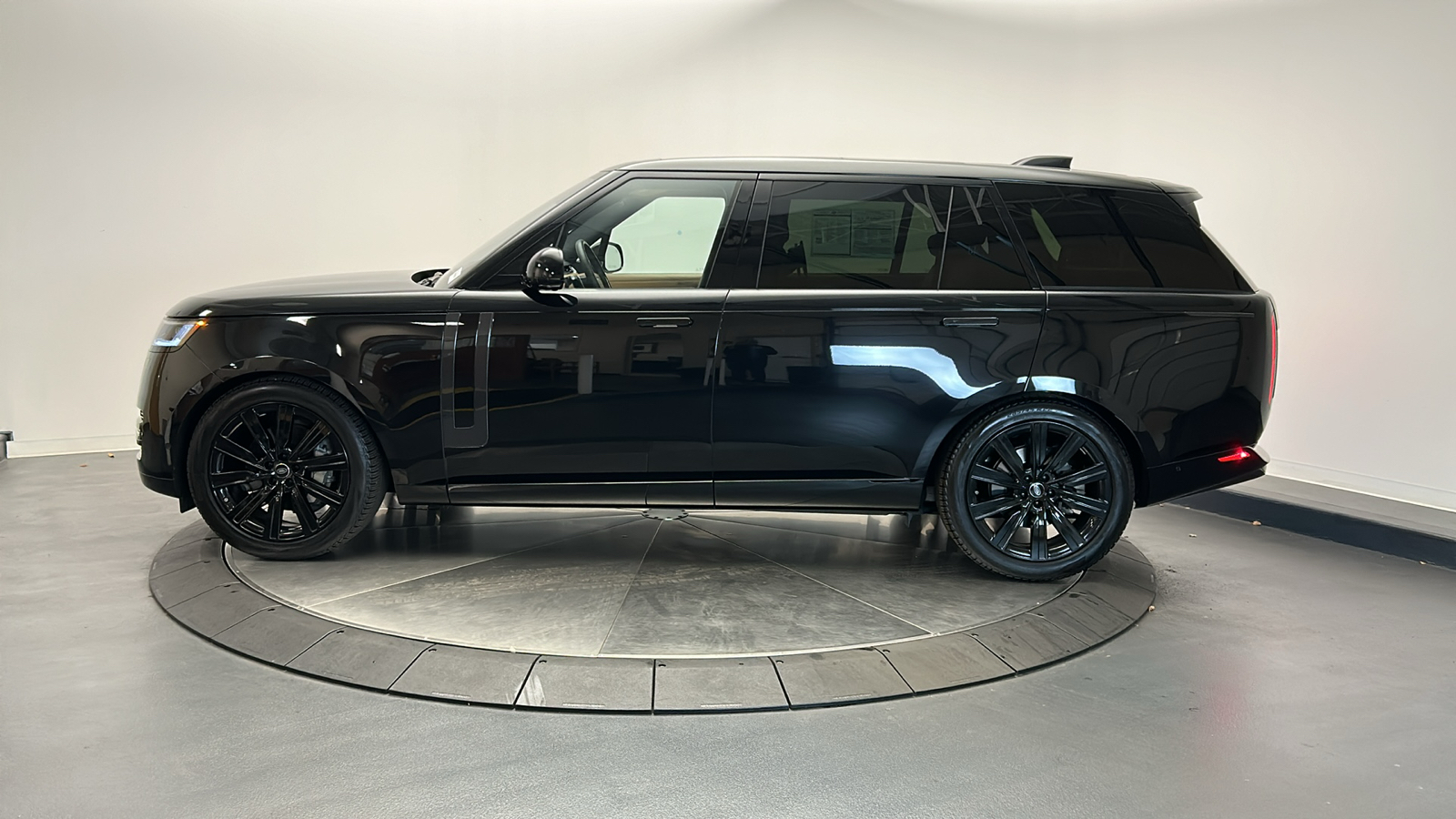 2023 Land Rover Range Rover SE 2