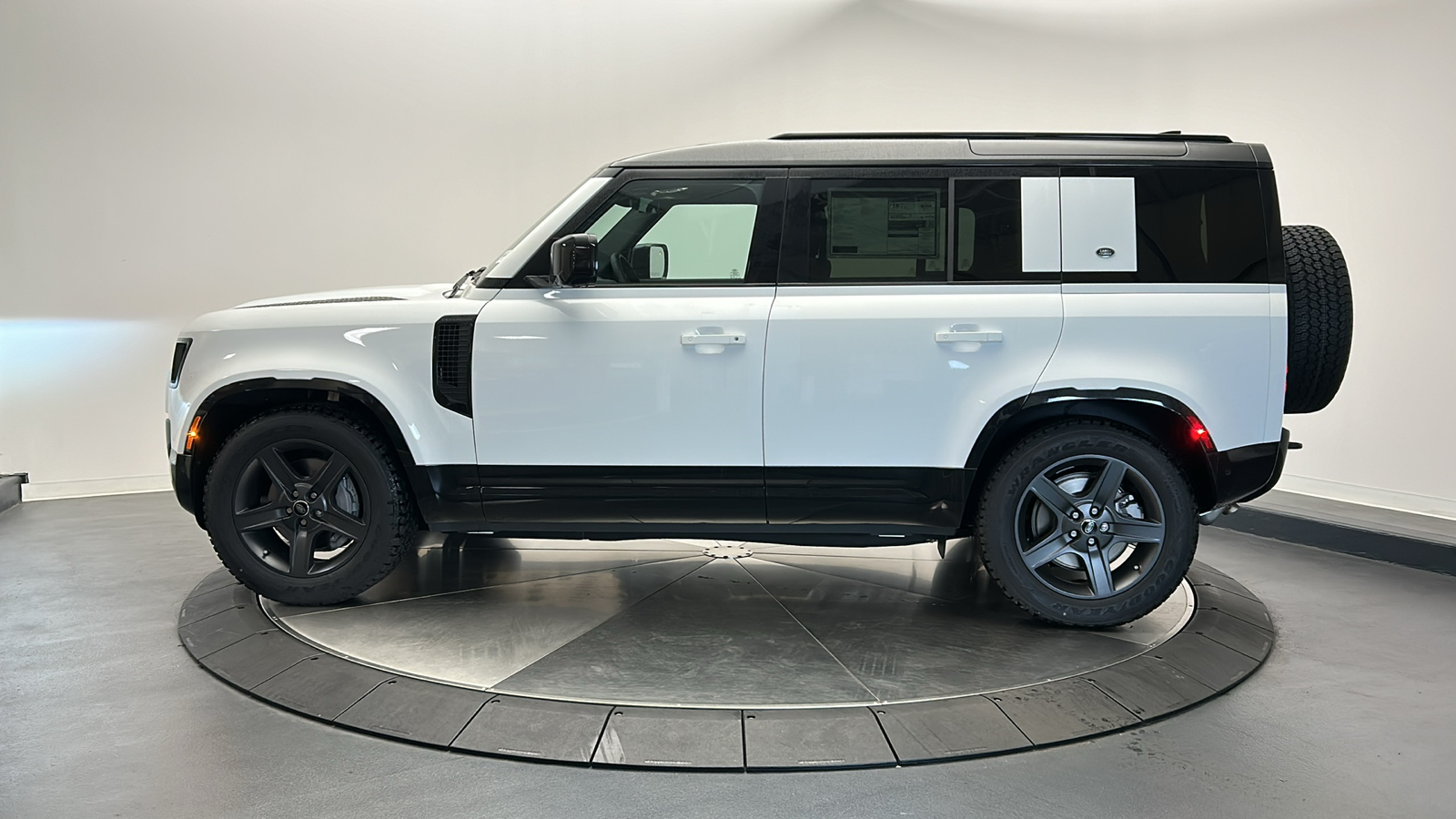 2024 Land Rover Defender 110 X-Dynamic SE 2