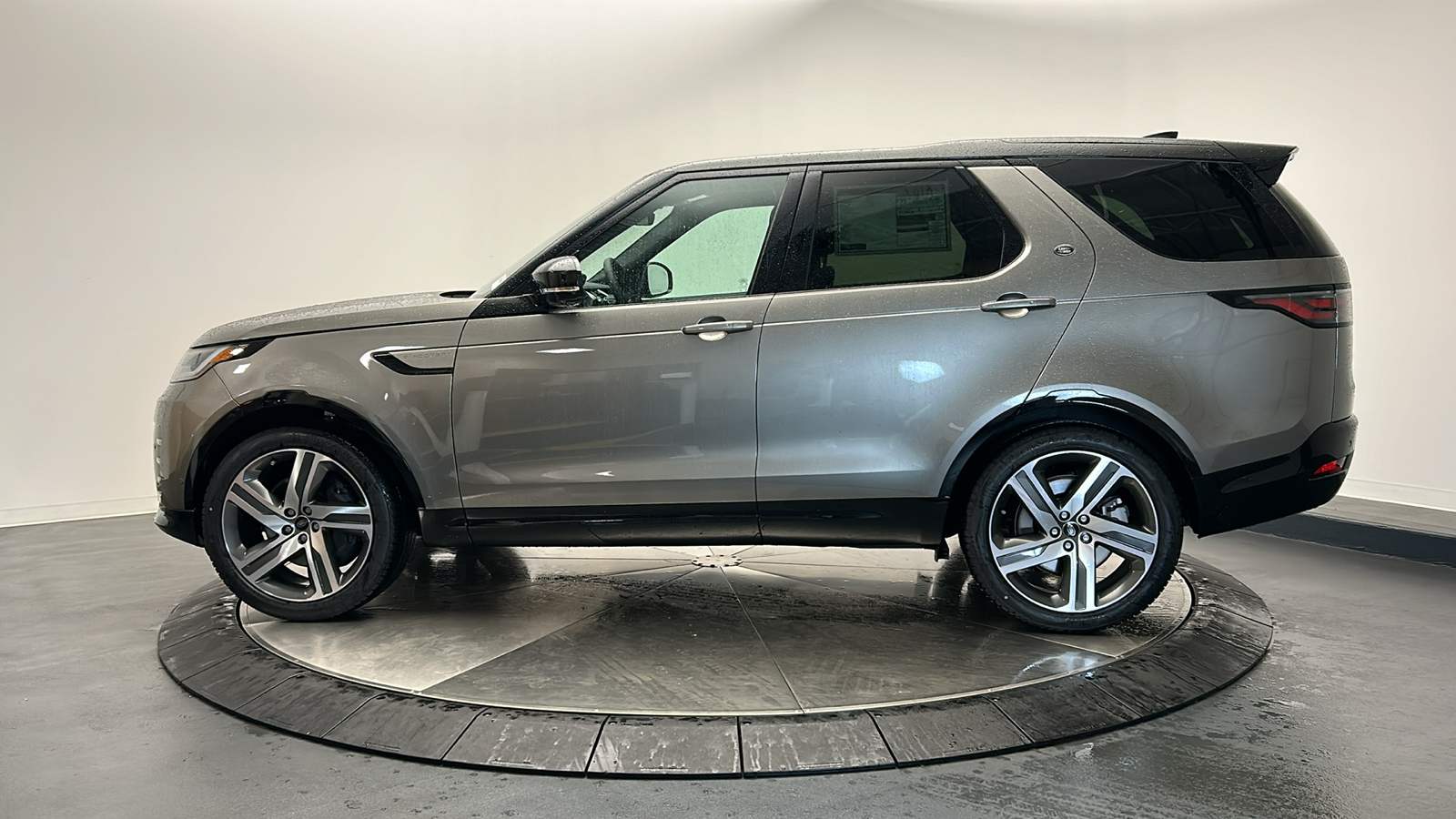 2024 Land Rover Discovery Dynamic SE 2
