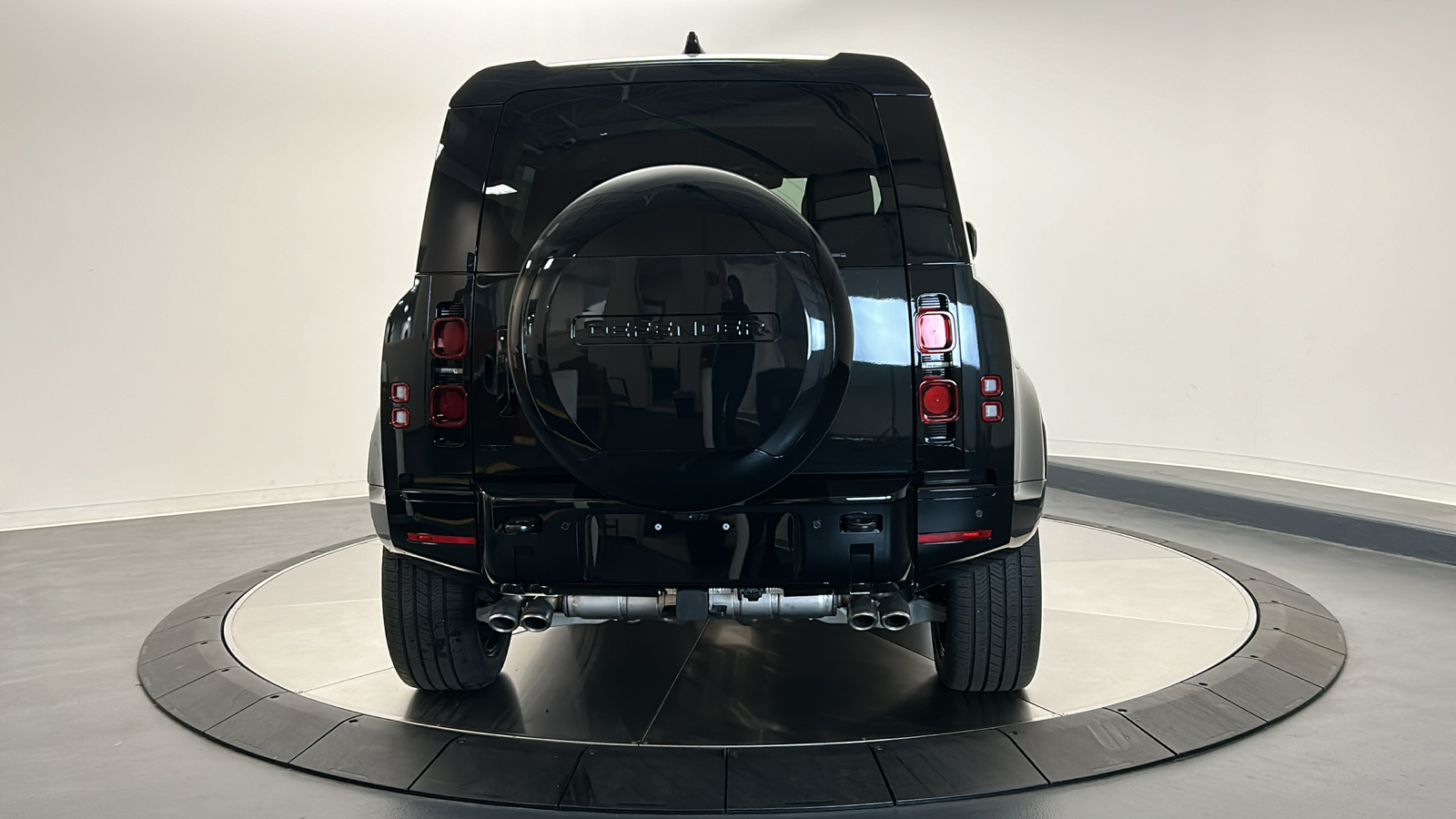 2025 Land Rover Defender 110 X-Dynamic SE 4