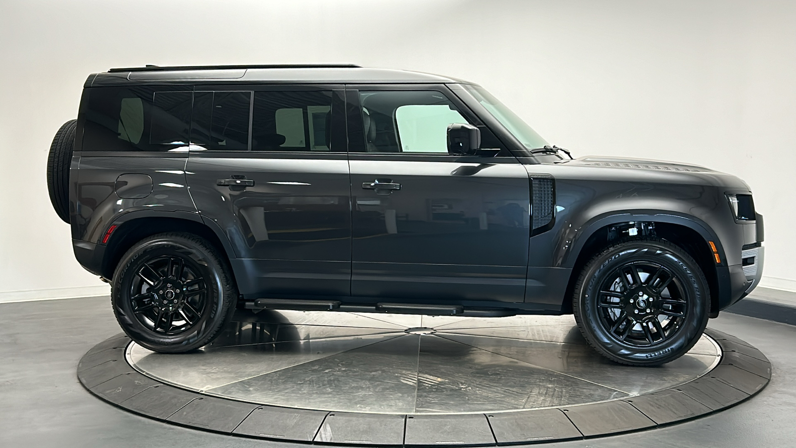 2025 Land Rover Defender 110 S 6