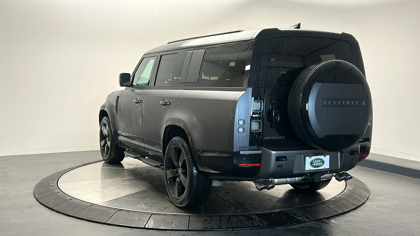 2025 Land Rover Defender 130 V8 3