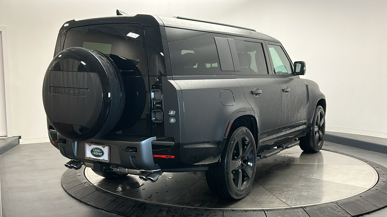 2025 Land Rover Defender 130 V8 5