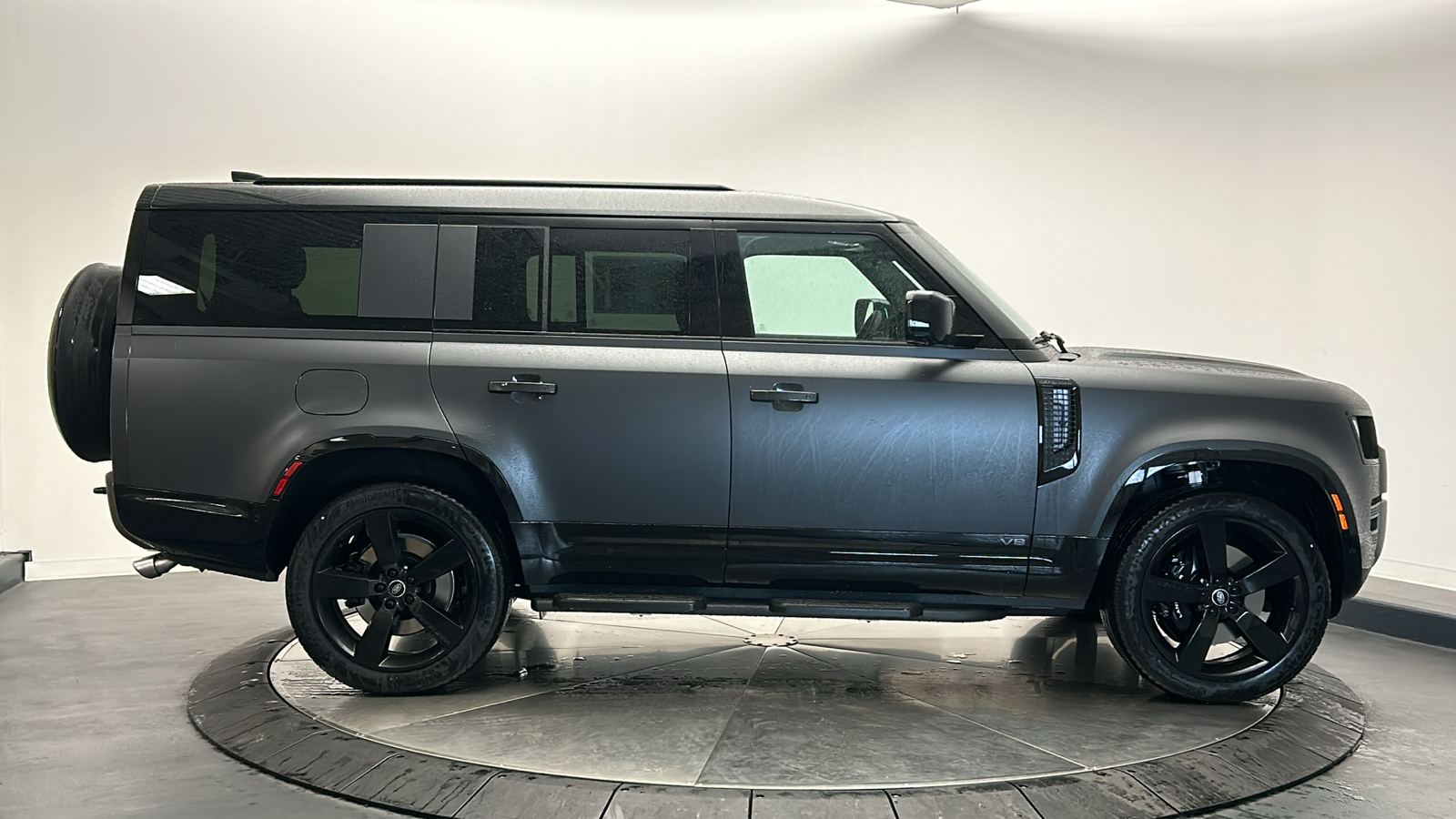 2025 Land Rover Defender 130 V8 6