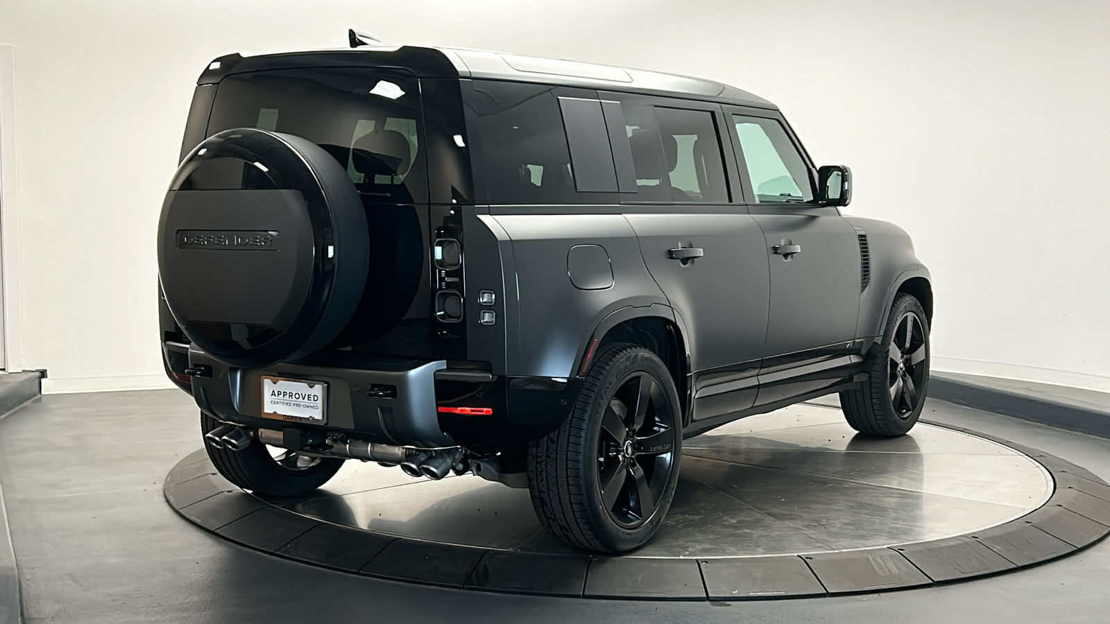 2025 Land Rover Defender 110 V8 5