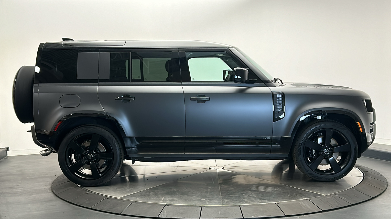 2025 Land Rover Defender 110 V8 6