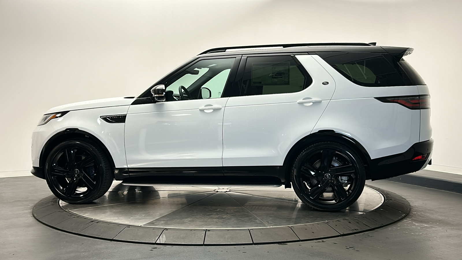 2025 Land Rover Discovery Dynamic SE 2