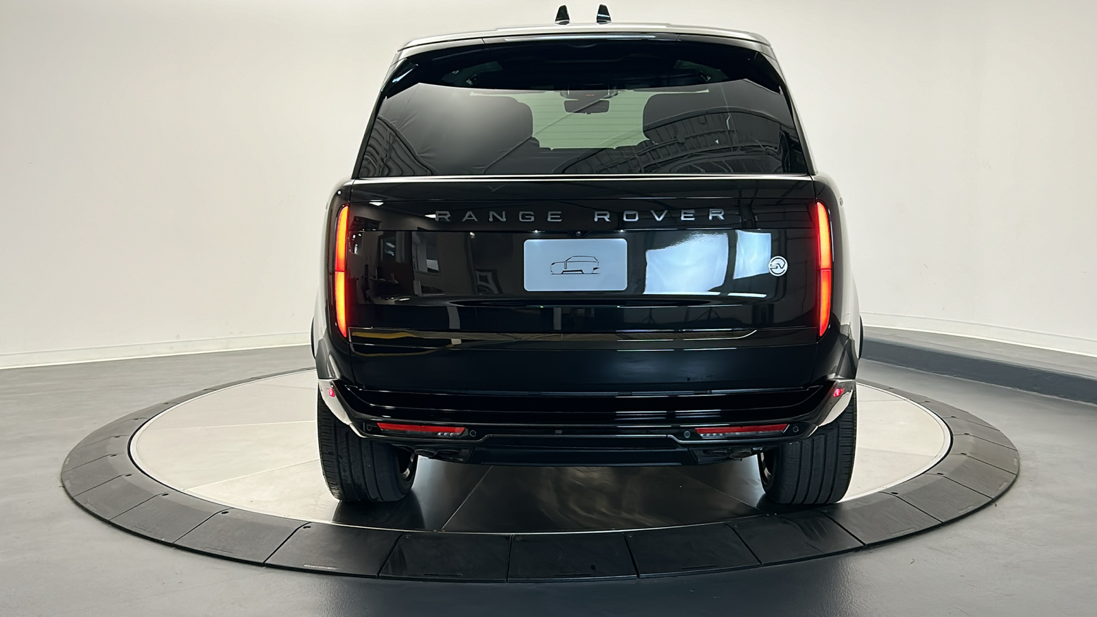 2025 Land Rover Range Rover SV 4