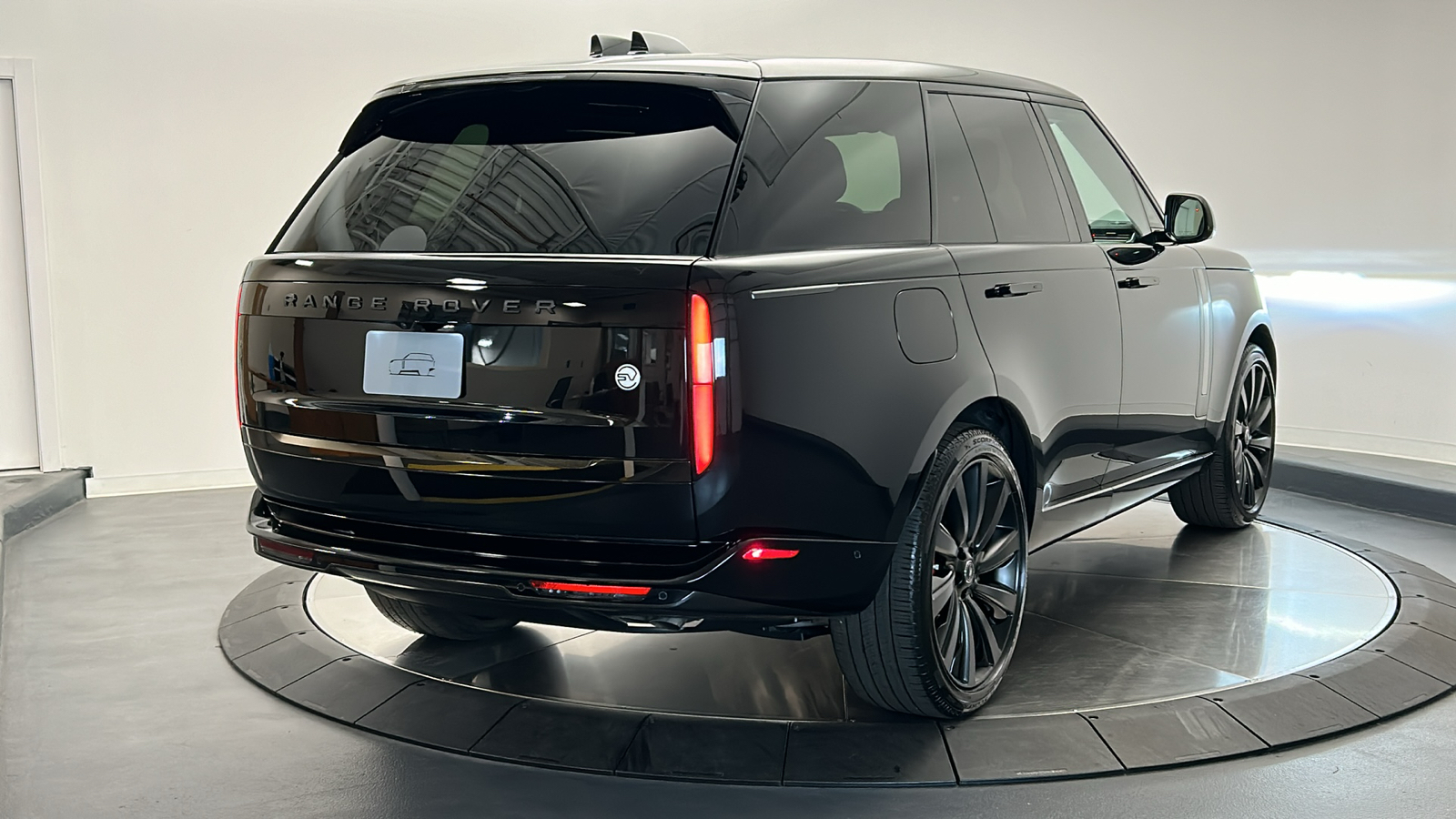 2025 Land Rover Range Rover SV 5