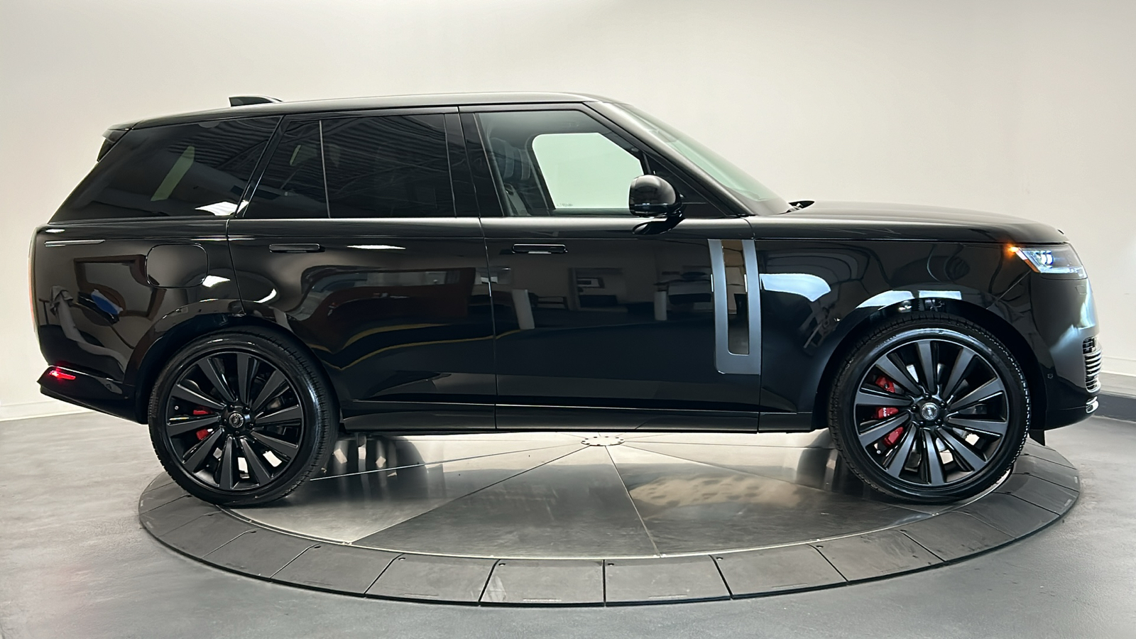 2025 Land Rover Range Rover SV 6