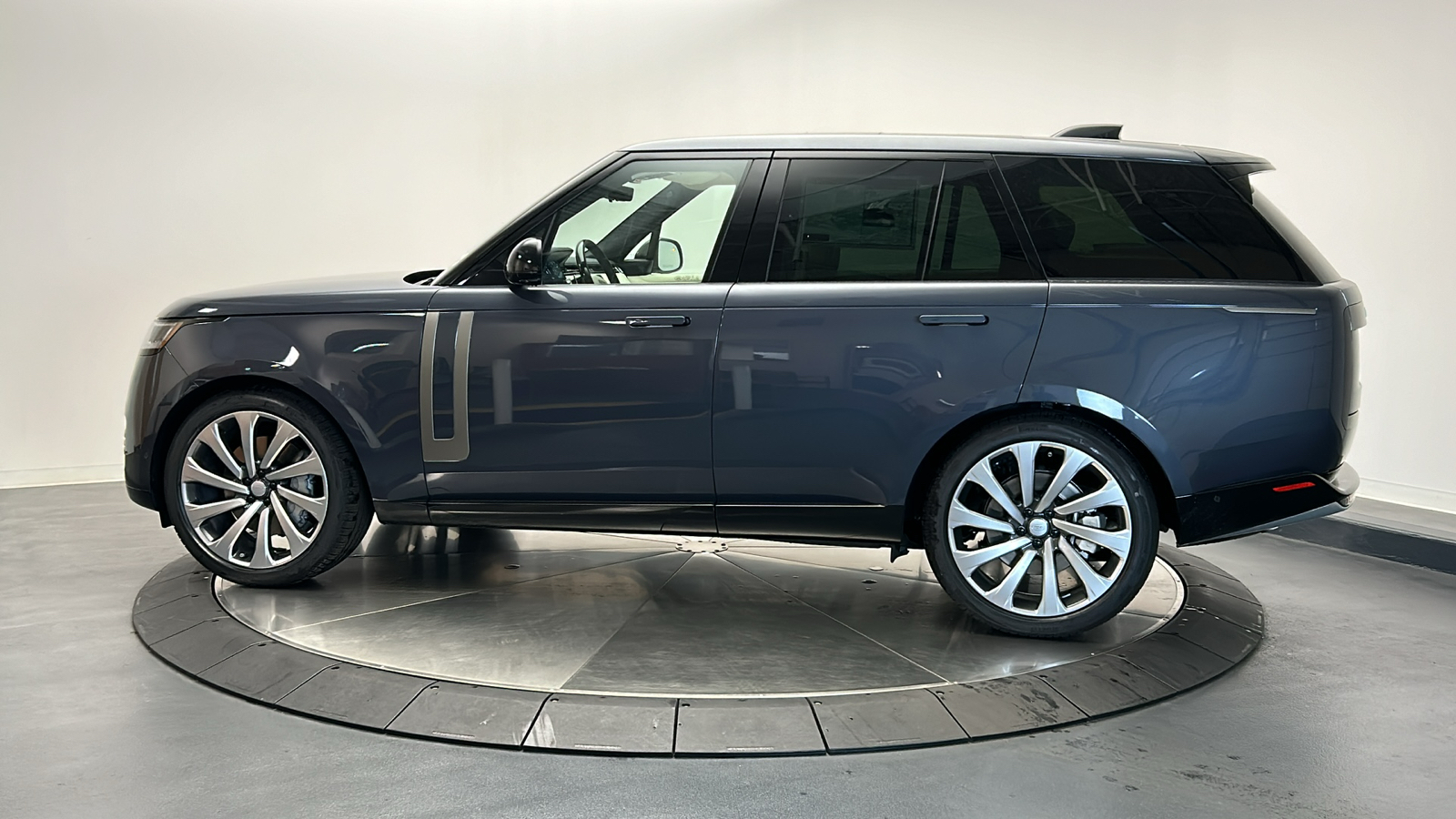 2025 Land Rover Range Rover SE 2