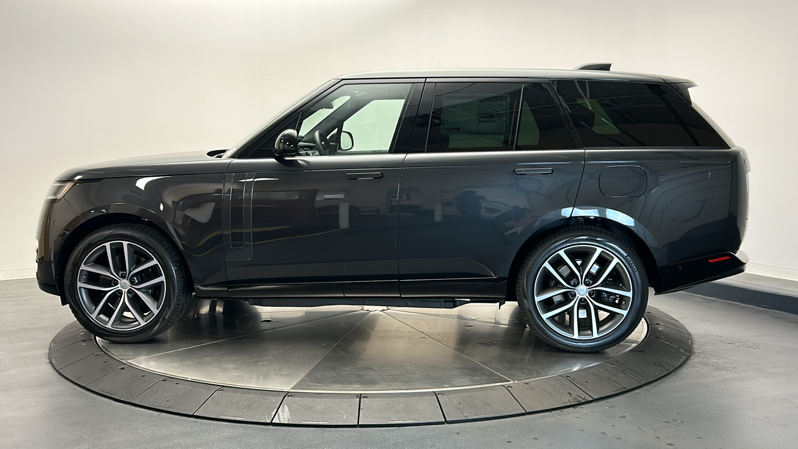 2025 Land Rover Range Rover SE 2