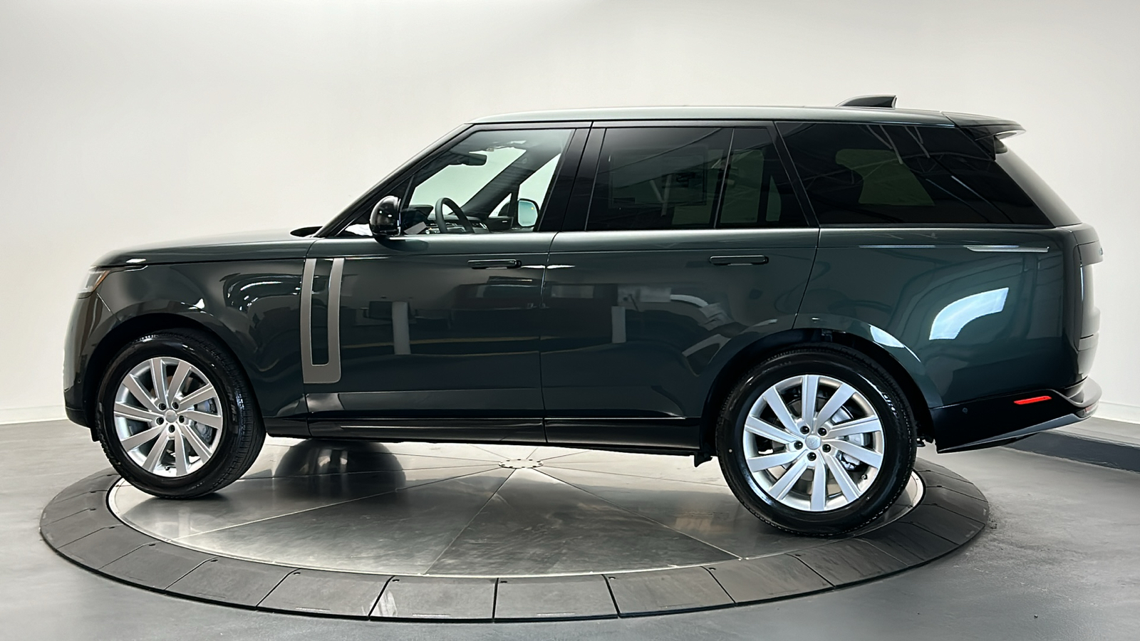 2025 Land Rover Range Rover SE 2