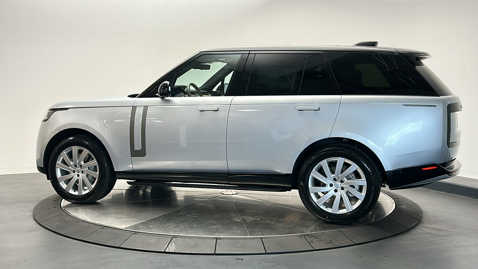 2025 Land Rover Range Rover SE 2