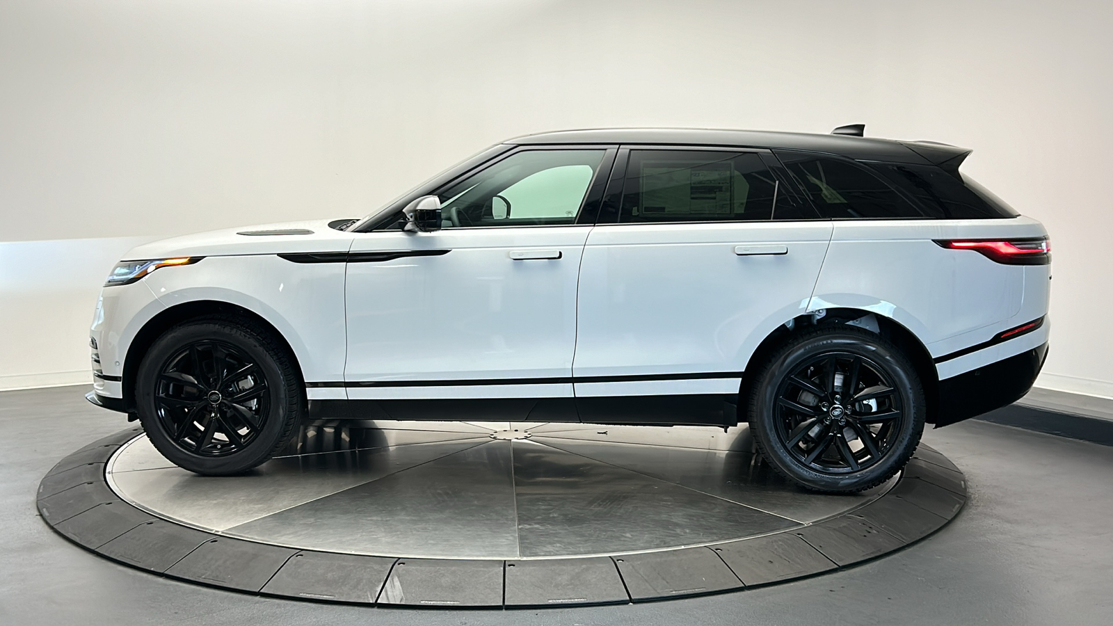 2025 Land Rover Range Rover Velar Dynamic SE 2