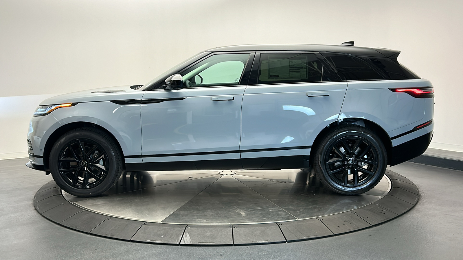 2025 Land Rover Range Rover Velar Dynamic SE 2