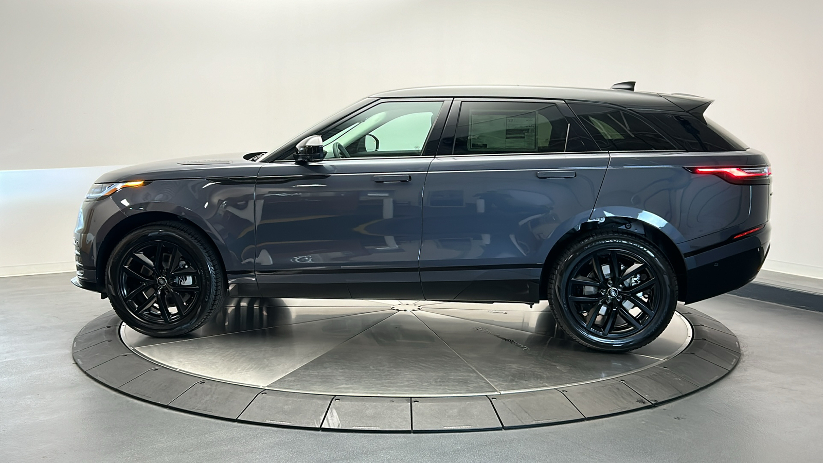 2025 Land Rover Range Rover Velar Dynamic SE 2