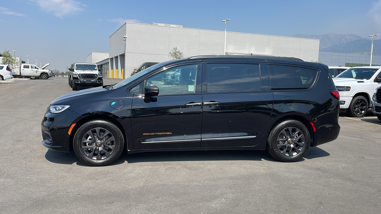 2024 Chrysler Pacifica Hybrid Road Tripper 2