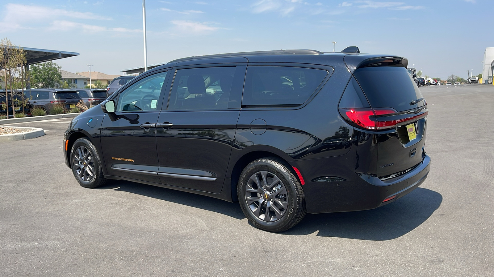 2024 Chrysler Pacifica Hybrid Road Tripper 3