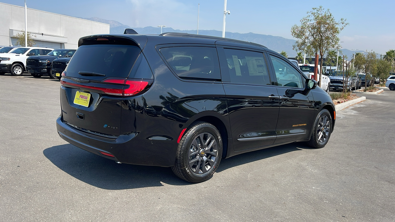 2024 Chrysler Pacifica Hybrid Road Tripper 5