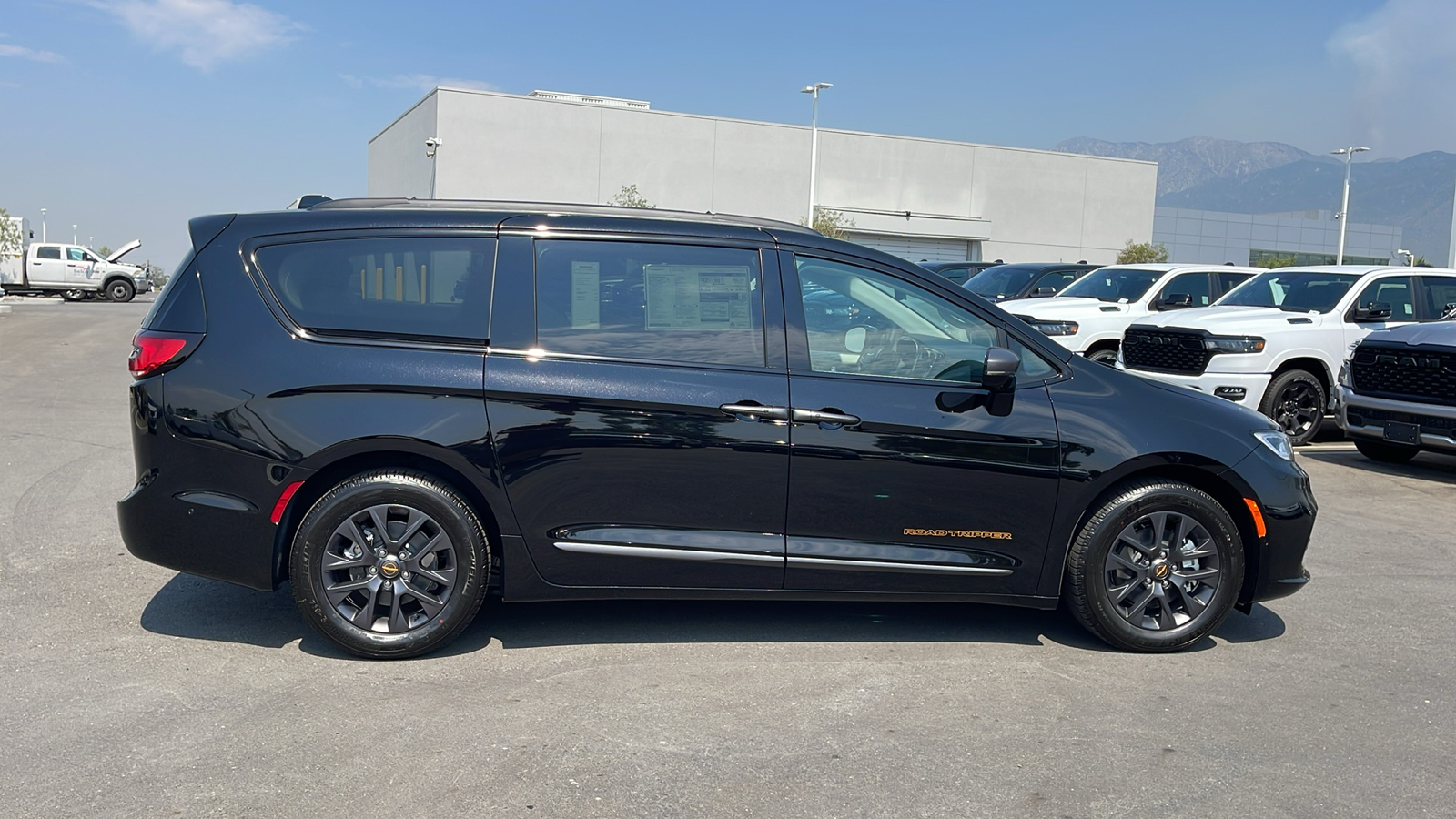 2024 Chrysler Pacifica Hybrid Road Tripper 6