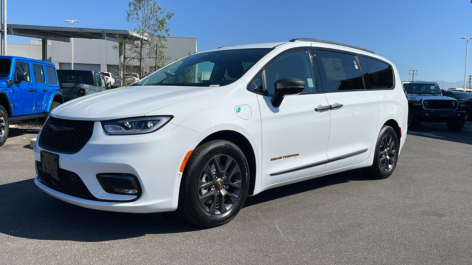 2024 Chrysler Pacifica Hybrid Road Tripper 1