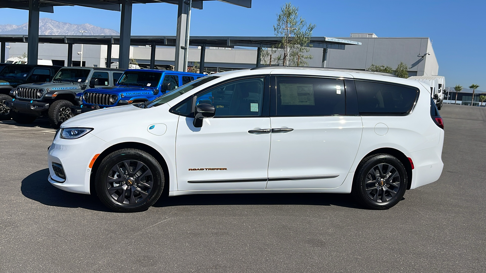 2024 Chrysler Pacifica Hybrid Road Tripper 2