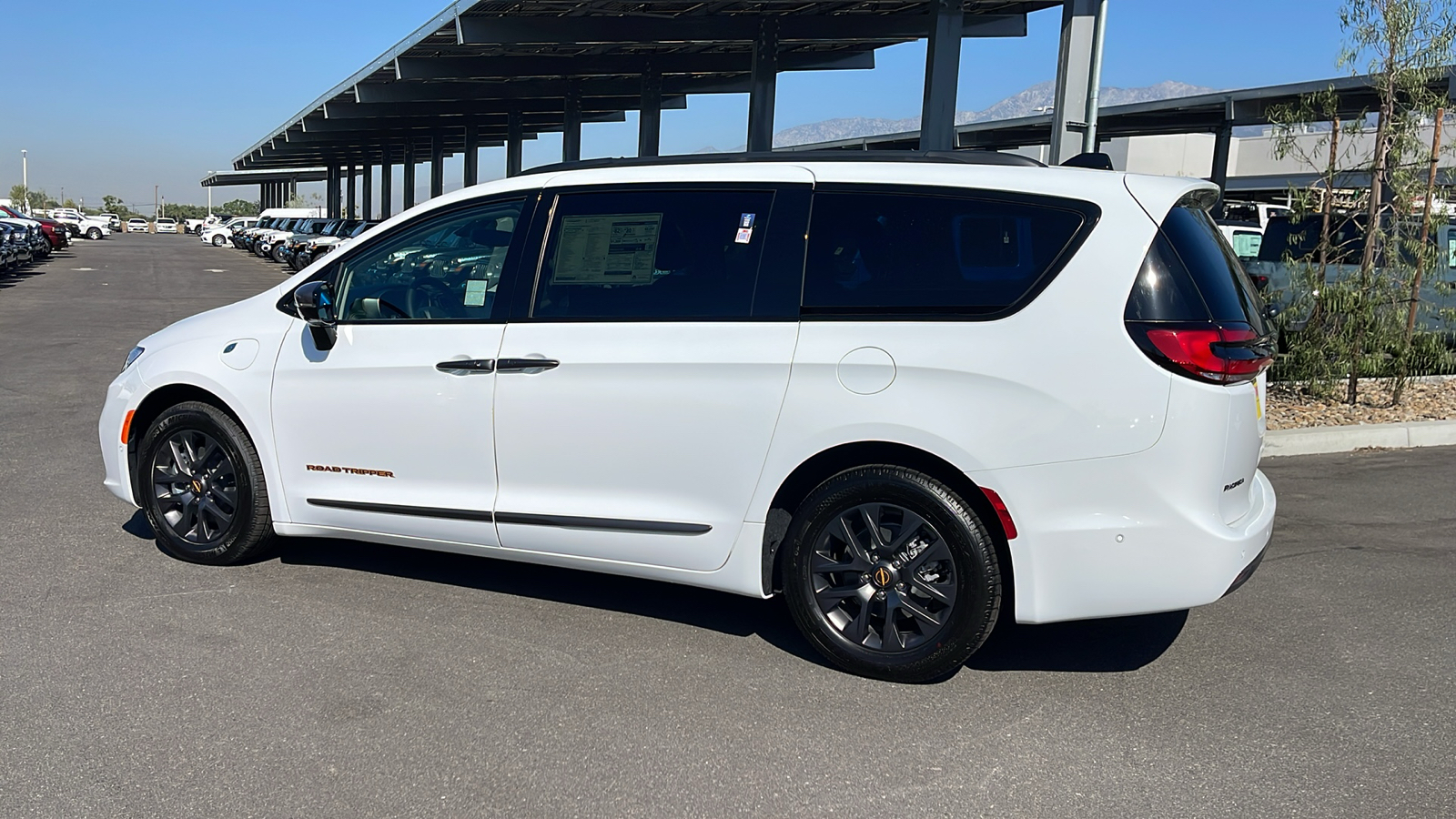 2024 Chrysler Pacifica Hybrid Road Tripper 3