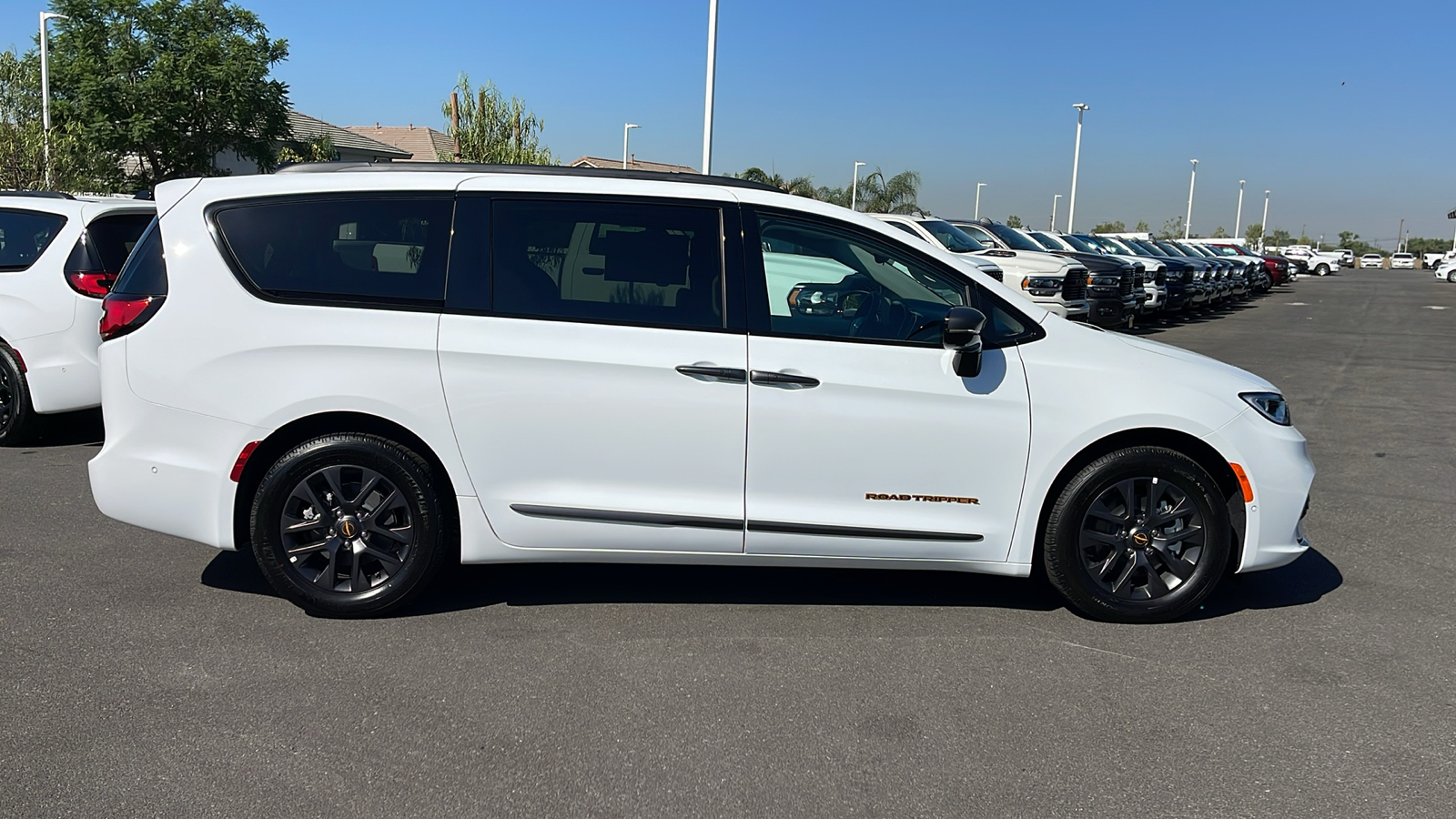 2024 Chrysler Pacifica Hybrid Road Tripper 6