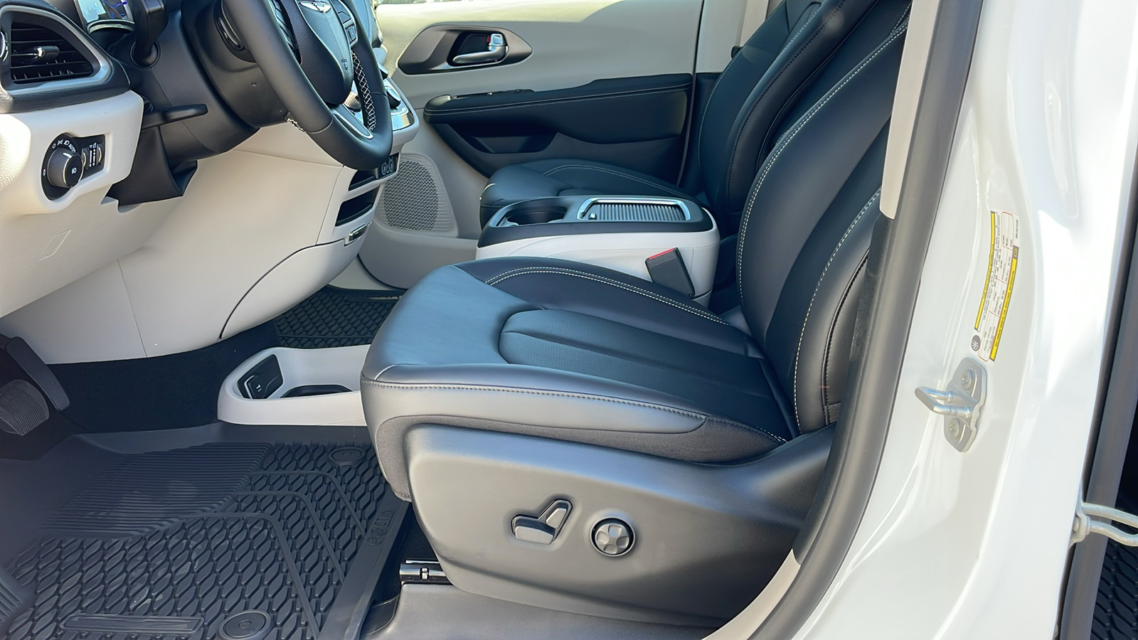 2024 Chrysler Pacifica Hybrid Road Tripper 11