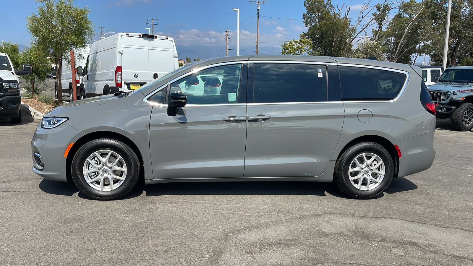 2024 Chrysler Pacifica Touring L 2