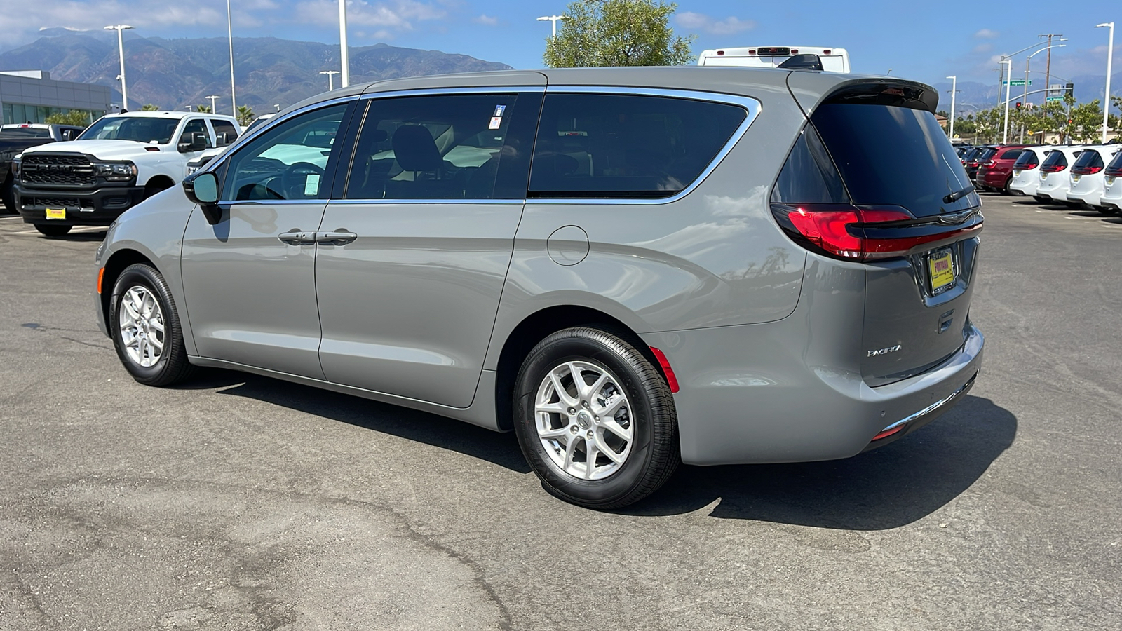 2024 Chrysler Pacifica Touring L 3