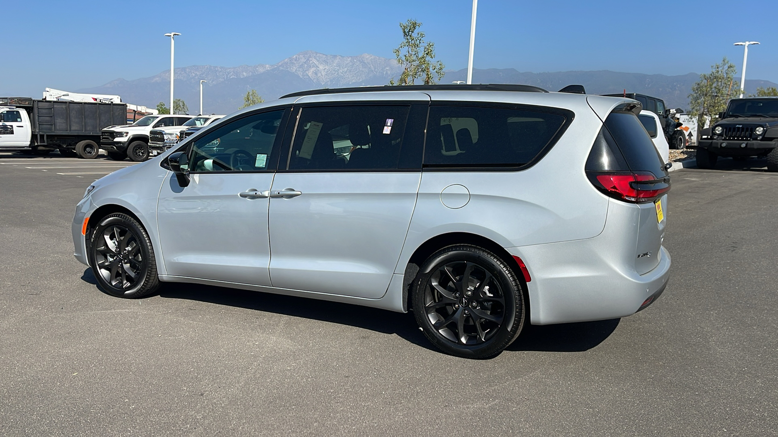 2024 Chrysler Pacifica Touring L 3