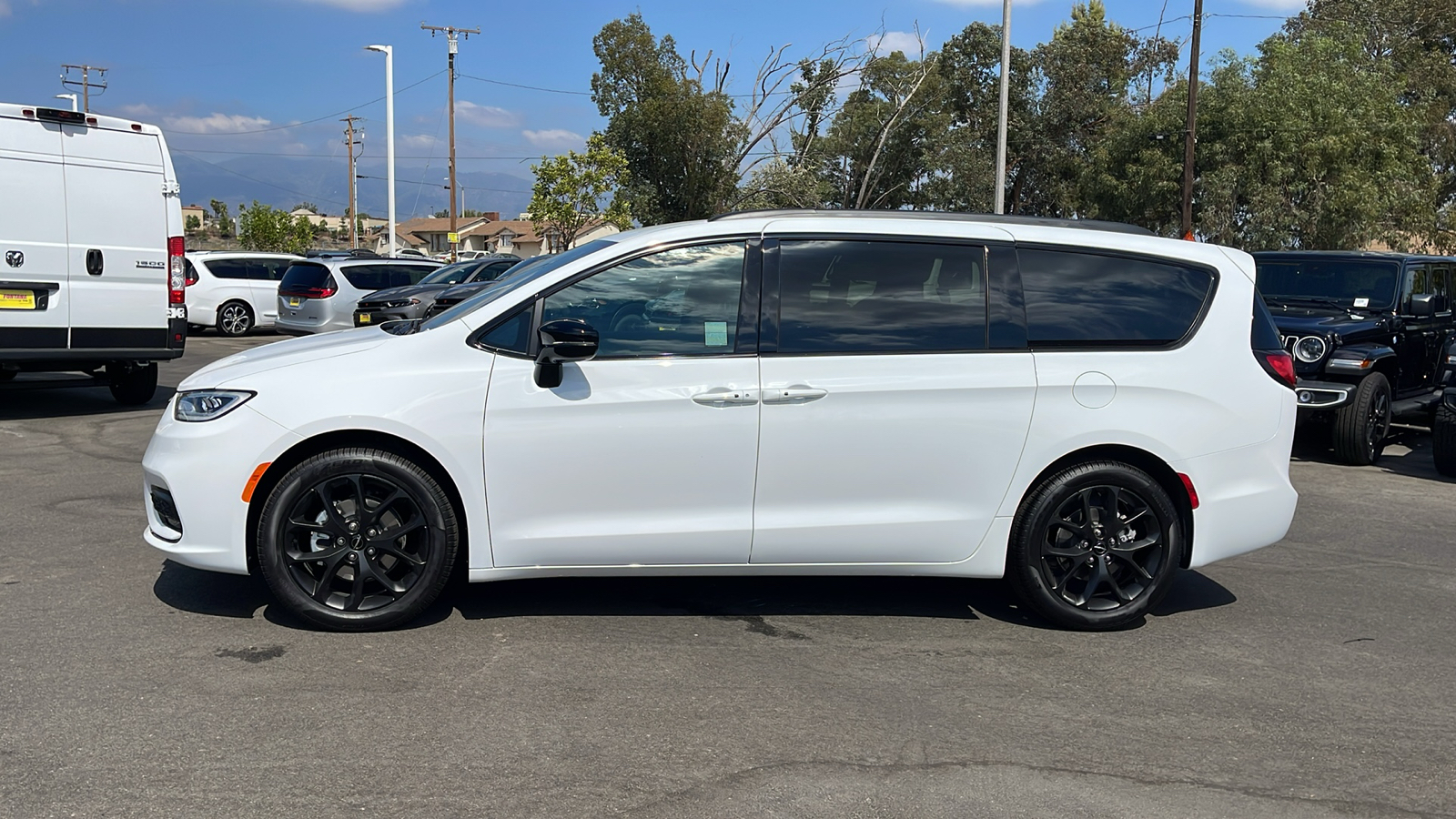 2024 Chrysler Pacifica Touring L 2