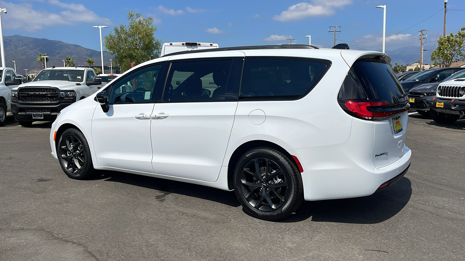 2024 Chrysler Pacifica Touring L 3