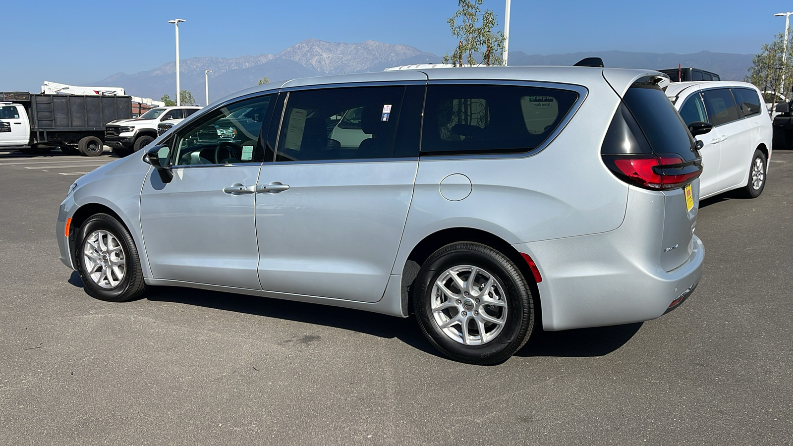 2024 Chrysler Pacifica Touring L 3