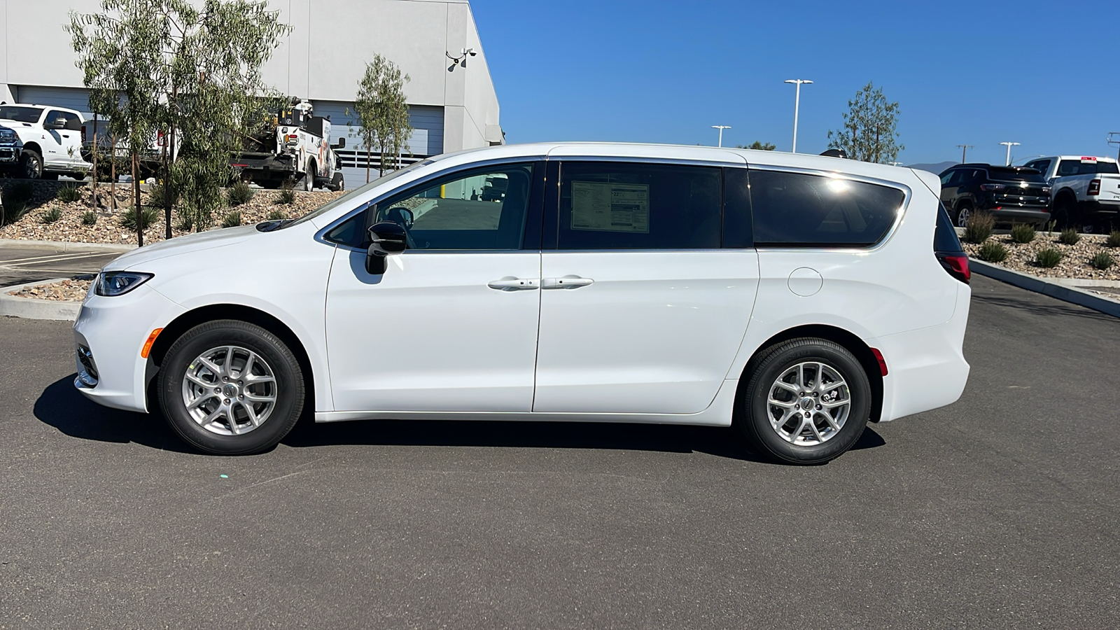 2024 Chrysler Pacifica Touring L 2