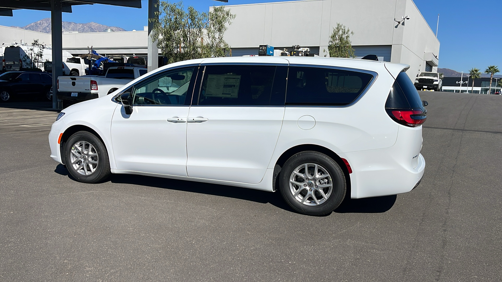 2024 Chrysler Pacifica Touring L 3