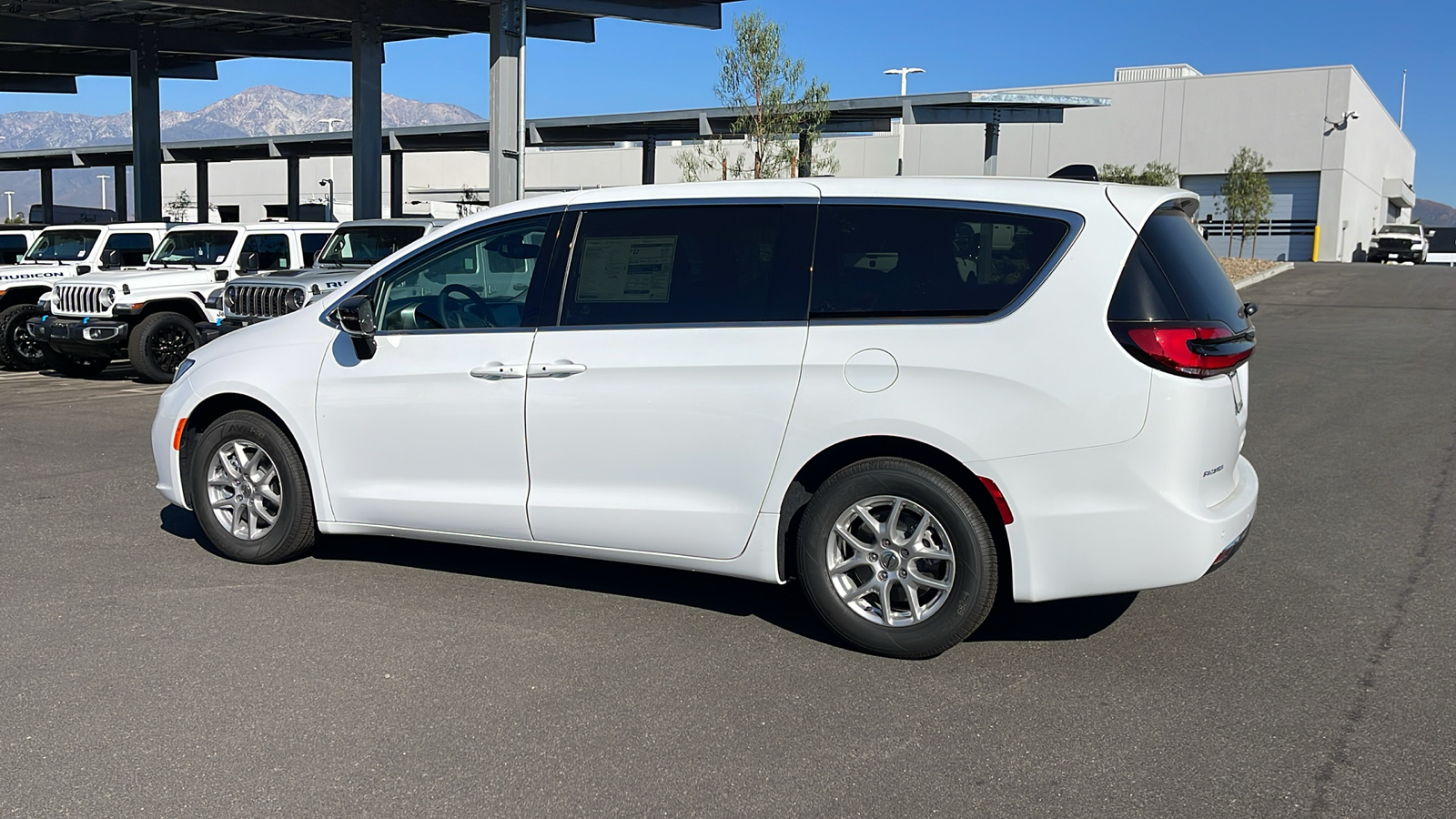 2024 Chrysler Pacifica Touring L 3