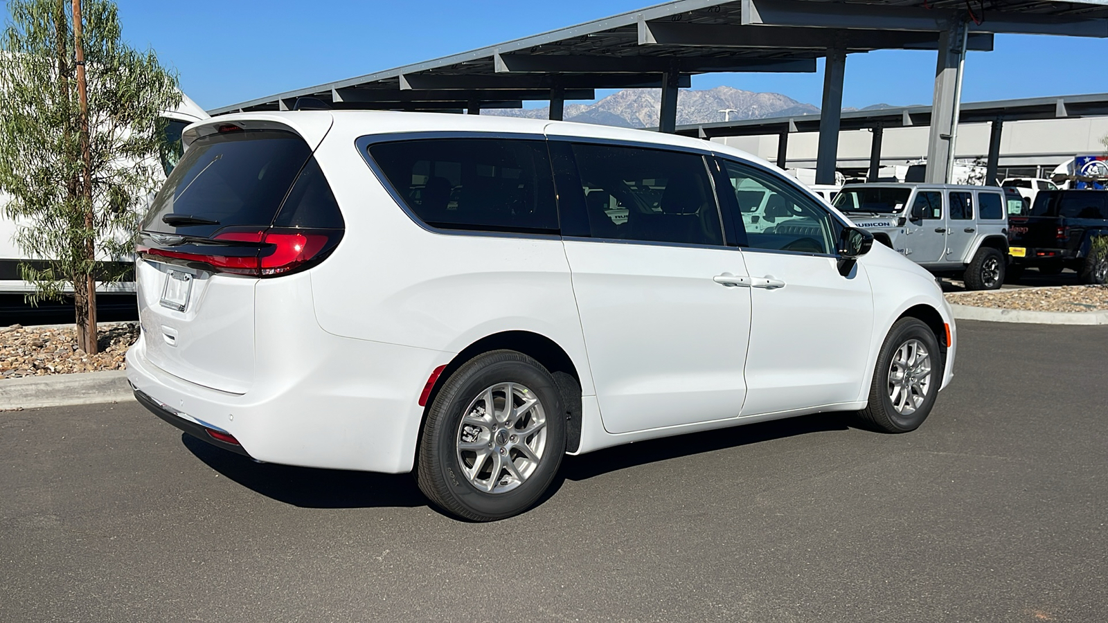 2024 Chrysler Pacifica Touring L 5