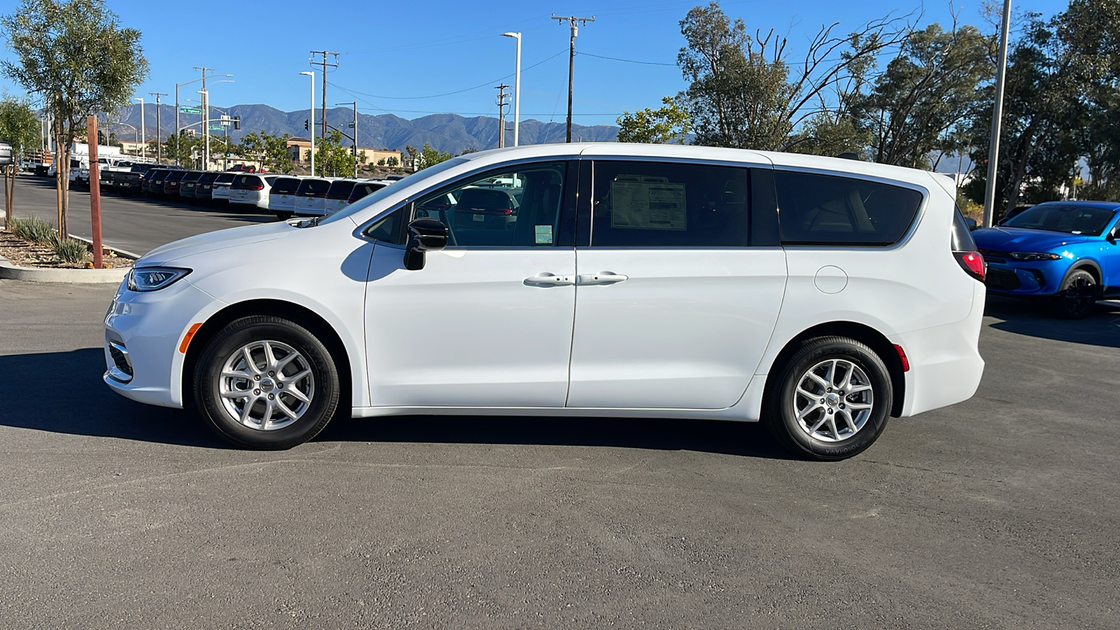 2024 Chrysler Pacifica Touring L 2