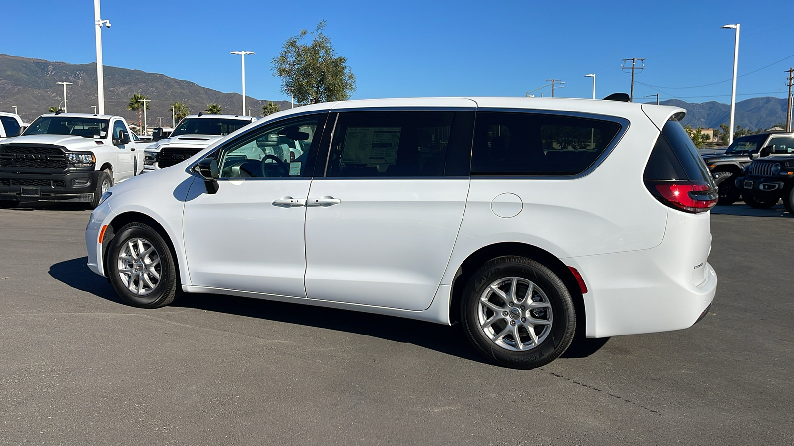 2024 Chrysler Pacifica Touring L 3