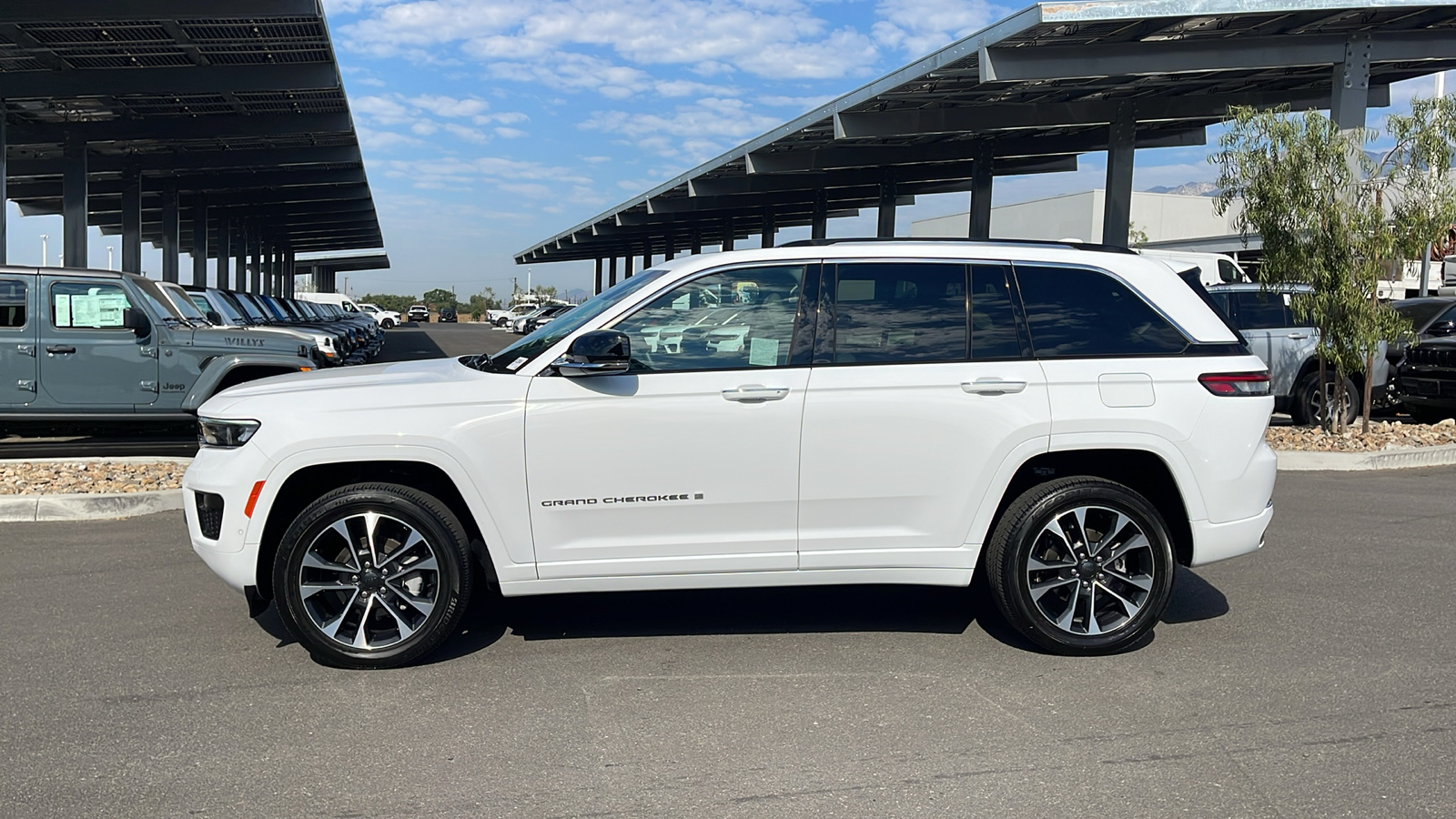 2022 Jeep Grand Cherokee Overland 2