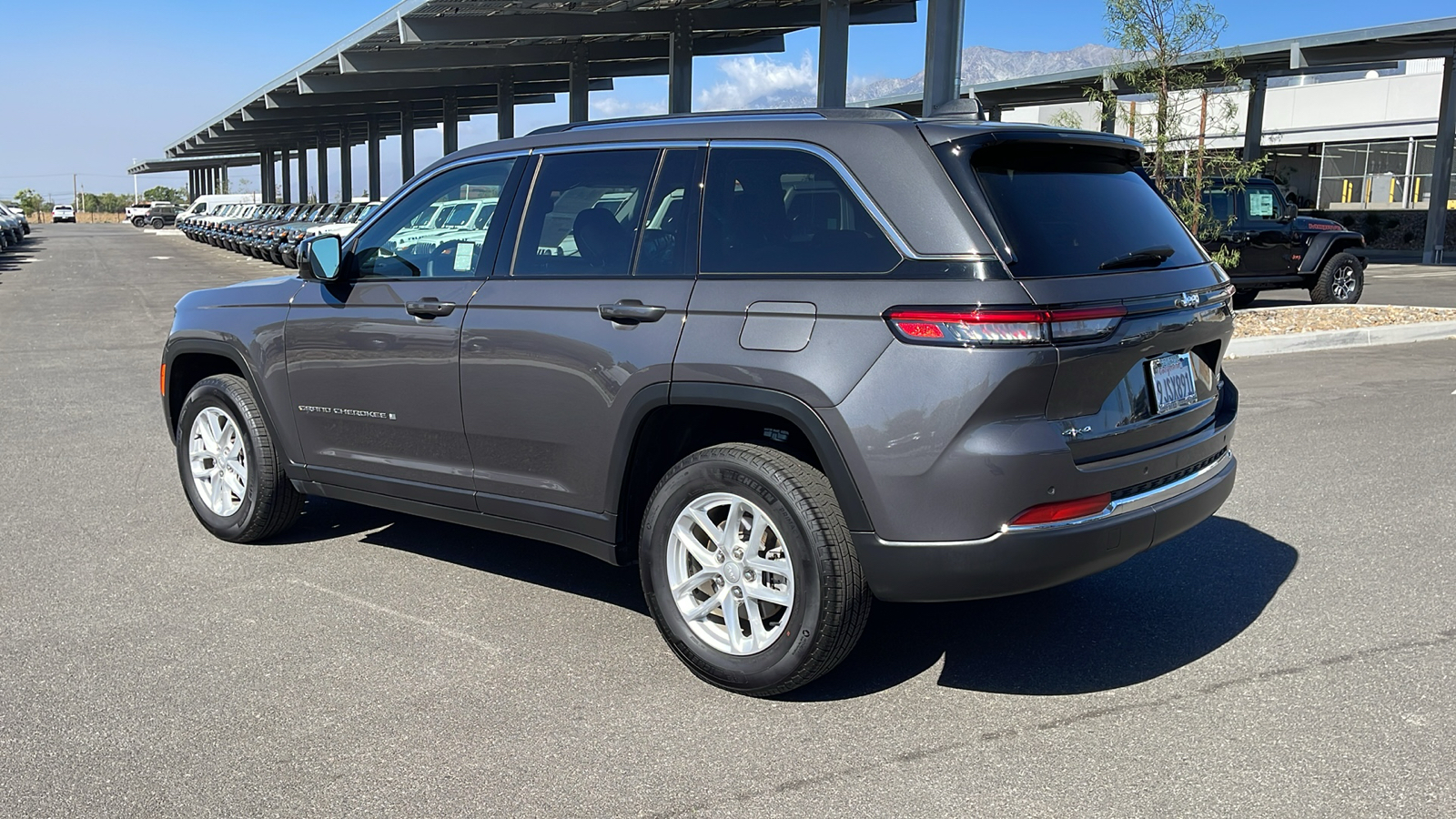 2023 Jeep Grand Cherokee Laredo 3