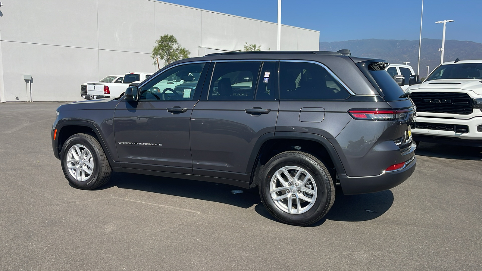 2024 Jeep Grand Cherokee Laredo X 3