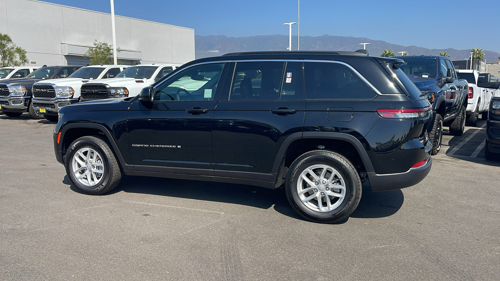 2024 Jeep Grand Cherokee Laredo X 3