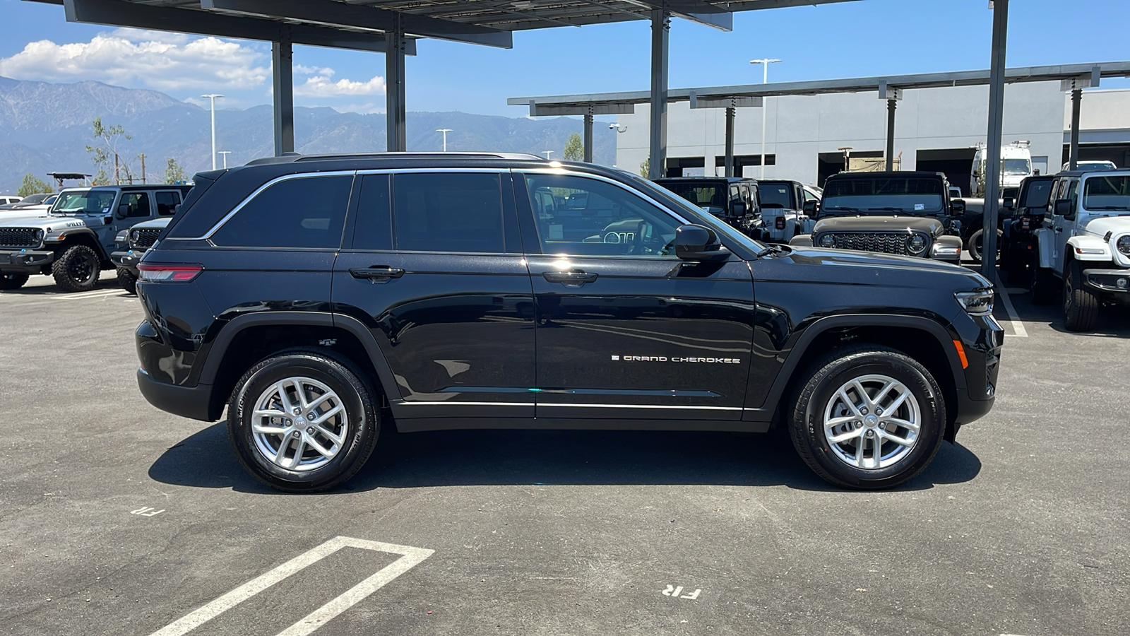 2024 Jeep Grand Cherokee Laredo X 6